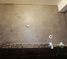 Finition de l'enduit b&eacute;ton et d&eacute;but de la pose de la frise (marbre)