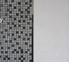 D&eacute;tail mosa&iuml;que, fa&iuml;ence et profil&eacute;s alu