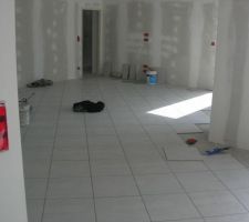 Carrelage salon/s&eacute;jour presque termin&eacute;.