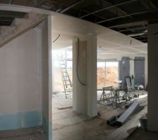 Voici l'entr&eacute;e avec le futur placard sous l'escalier...