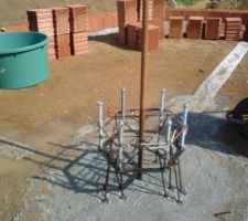 Plot arm&eacute; servant de support au mat lui m&ecirc;me support de la toiture