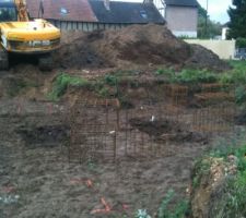 Arriv&eacute;e des cages en fers servant &agrave; rigidifi&eacute; les puits de beton