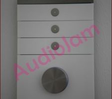 L'interrupteur de la galerie avec 3 paires de boutons pour la lumière et les stores et 1 bouton rotatif pour tamiser la lumière et monter/descendre les stores.