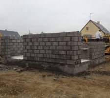 Voilà les murs qui se montent petit a petit deux jours de travail 7 rangs d'agglo de monter. Nous n'avons vu personne sur le chantier depuis le 1er mars 2013 donc dans l'attente de revoir notre chantier avancer.