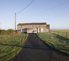 Vue globale de la maison et d'une partie du terrain (3000m²)