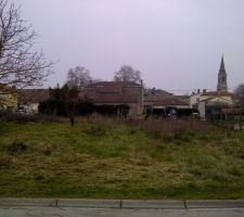 Fa&ccedil;ade de notre terrain ou il y aura la porte d'entr&eacute;e