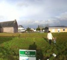 Bon ici, on voit pas seulement notre terrain mais 2 terrain   1 chemin pas encore fait entre les 2 terrains.