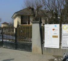 Panneau du Permis de construire placé en évidence.