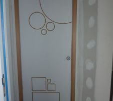 Porte à galandage de la salle de bain