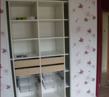 Placard sur estrade. Agencement fait maison