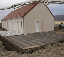 Garage et terrasse arrière.