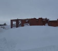 Le chantier va prendre du retard la dalle du premier na pu etre coule