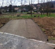 Chemin d'acces realise le 21.02.13 par ETPC
(8m de long, 4.5m de large)
Obligatoire pour l'acces au chantier par les engins de terrassement, livraison materiaux etc...