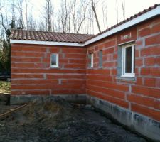 Installations des portes et des fenêtres.