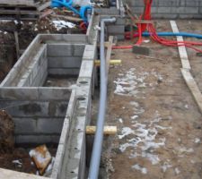 Pose des &eacute;vacuations eaux pluviales et diff&eacute;rents fourreaux. NOTA : Les tuyaux PVC seront ensuite arrim&eacute;s sous le plancher (Pas de fixation sur les parpaings chez ML)