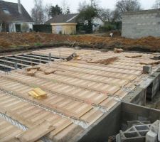 Pose des poutrelles et des hourdis de coffrage en bois.