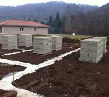 Apr&egrave;s un mois de s&eacute;chage pour les fondations et de mauvais temps, le chantier reprend timidement. le froid s&eacute;vit toujours et la menace de neige est bien l&agrave; mais les premiers moellons arrivent sur le terrain et mettent du baume au coeur en attendant que le printemps s'installe vraiment