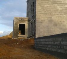 En 1er plan, limite de la maison voisine