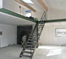 Salon et salle à manger et vue vers la cuisine - l'escalier disparaitra à terme (oui , mais quand ?)