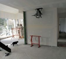 Dessous mezzanine et couloir vers la chambre - Dans le cube central, la SdB