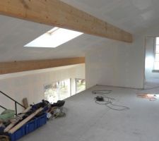 Finalement, nous nous sommes décidé à cloisonner la mezzanine qui nous semblait immense pour création d'une petite chambre qui donnera sur une terrasse.