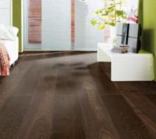 Le parquet envisagé chez Harö : chêne foncé dans la suite parentale.