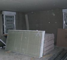 On peu voir les fen&ecirc;tres, ce sont des fen&ecirc;tres en aluminium bi-couleur (blanches int&eacute;rieur, noires ext&eacute;rieur)