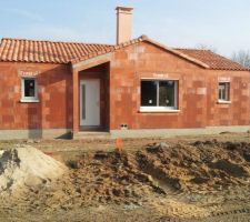 Voici la maison vue devant - portes et fenêtres posées