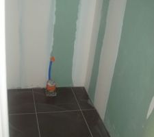 Carrelage gris antracite avec effet tole