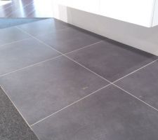 Notre nouveau choix de carrelage pour la partie salle &agrave; manger, salon, cuisine, WC et les d&eacute;gagements, en 45X45 cm. Celui sur la photo est en 60X60cm mais c'est exactement et pos&eacute;, &agrave; la lumi&egrave;re, on distingue mieux les nuances.