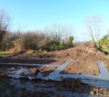 Le soir meme les fondations etaient coulees