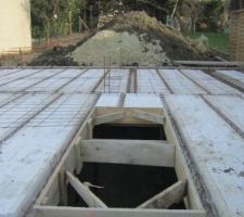 La trémie de l'escalier du sous-sol, coffrée en prévision du coulage de la dalle du rdc.