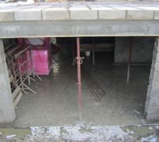 Porte du garage (3m) au sous-sol qui vient d'être décoffrée.