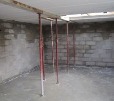 Première partie du sous-sol, avec la trémie qui accueillera bientôt l'escalier en béton.