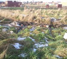 Nombreux d&eacute;ch&ecirc;ts sur le terrain.