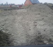 Accès chantier par l'arrière du terrain. Celui devant être à l'avant étant inpraticable. On s'en serait passé !
