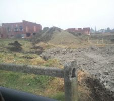 Accès chantier par l'arrière du terrain. Celui devant être à l'avant étant inpraticable. On s'en serait passé !