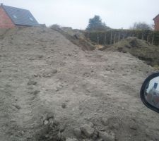 Accès chantier par l'arrière du terrain. Celui devant être à l'avant étant inpraticable. On s'en serait passé !