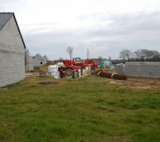 Vue du fond du terrain. Ca pousse chez les voisins.