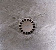 Dalle du sous-sol et syphons obstru&eacute;s