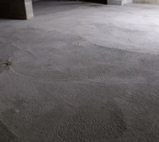 Dalle du sous-sol et syphons obstru&eacute;s