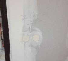 2 interrupteurs boug&eacute;s, les meubles de la cuisine vont prendre toute la place