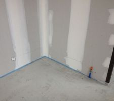 Je ne comprends pas que l'electricien ai corrig&eacute; la moiti&eacute; seulement. Cette prise est toujours &agrave; bouger, il en reste encore 2 autres dans le salon