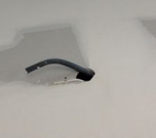 Un axe coaxial clou&eacute; ... Ne me demandez pas. Ce trou se situe dans l'entr&eacute;e, l&agrave; o&ugrave; devrait &ecirc;tre l'arriv&eacute;e electrique pour mettre les LED de l'escalier. Je crois que la gaine est vide