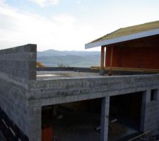 La terrasse sur le garage qui sera bientôt étanchée.