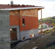 La couverture est bien avancée ! Le modèle de tuiles est Rhôna 10 de chez Ymeris.