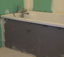 Il manque une trappe pour accéder à la plomberie sous la baignoire
