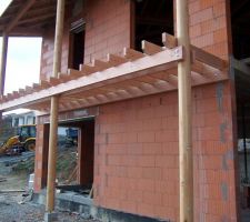Le balcon en façade sud a été commencé par les charpentiers.