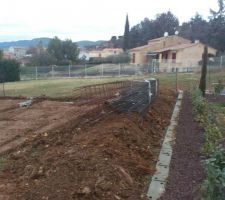 Ferrailles et matériel livré sur le terrain pour la poursuite des fondations