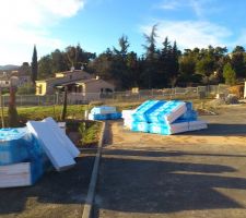 Ferrailles et matériel livré sur le terrain pour la poursuite des fondations
